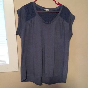 Woman’s scoop neck tee